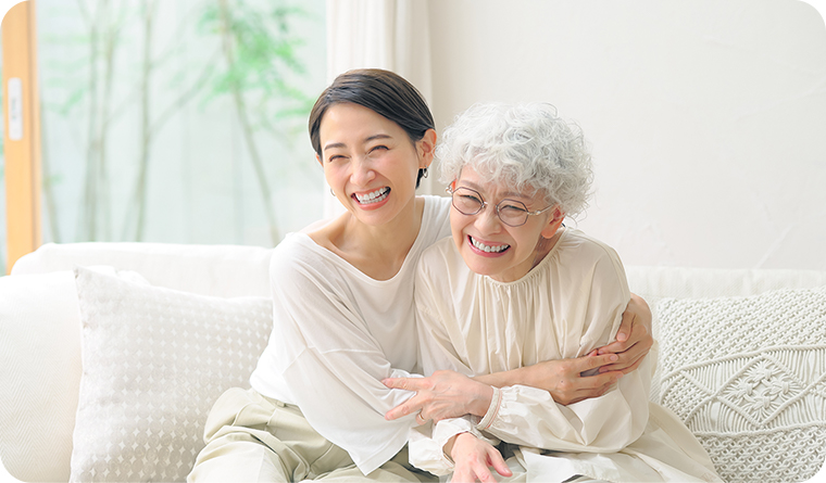 肩を寄せ合う家族の画像