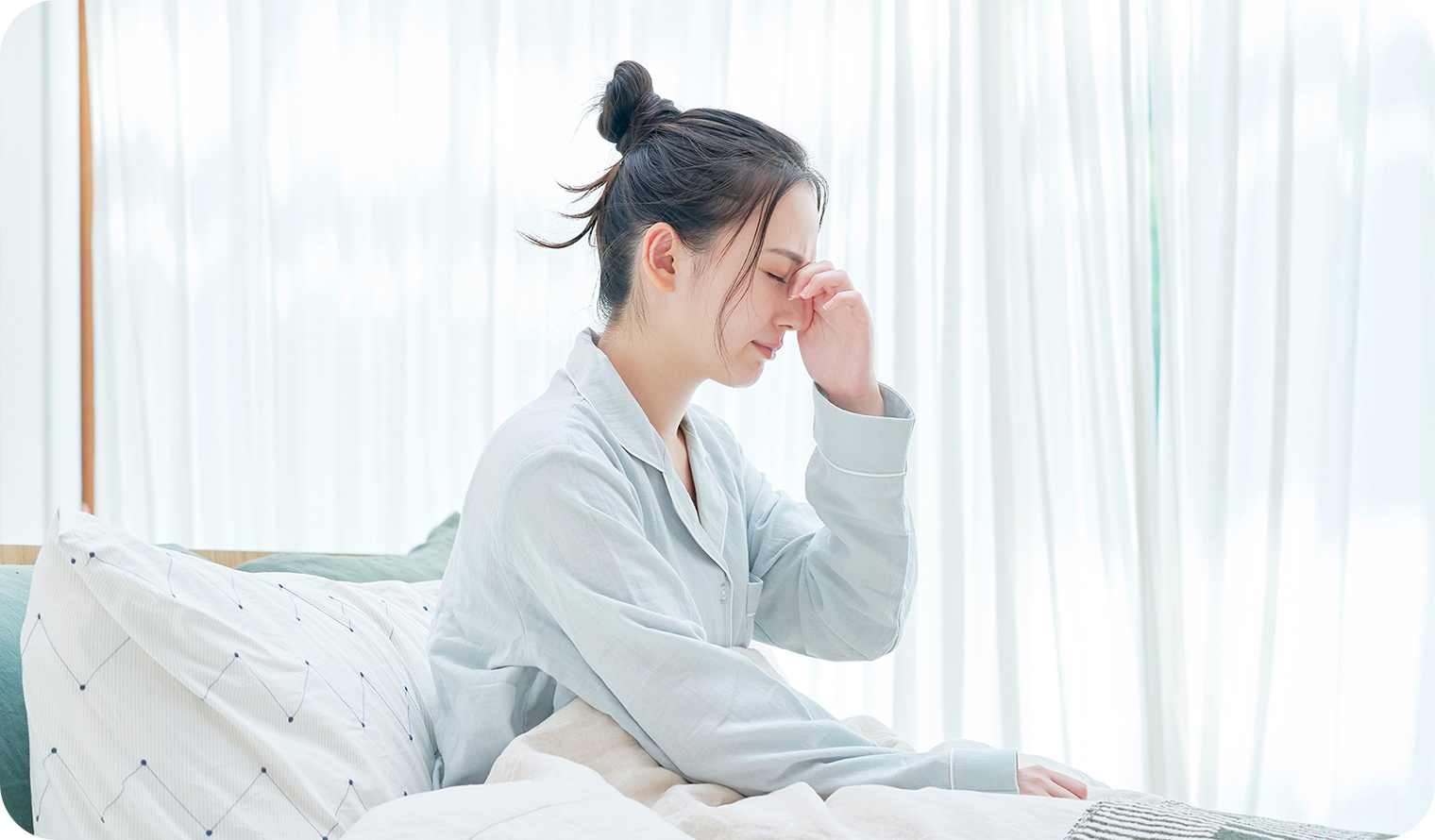 朝方目を擦る女性の画像